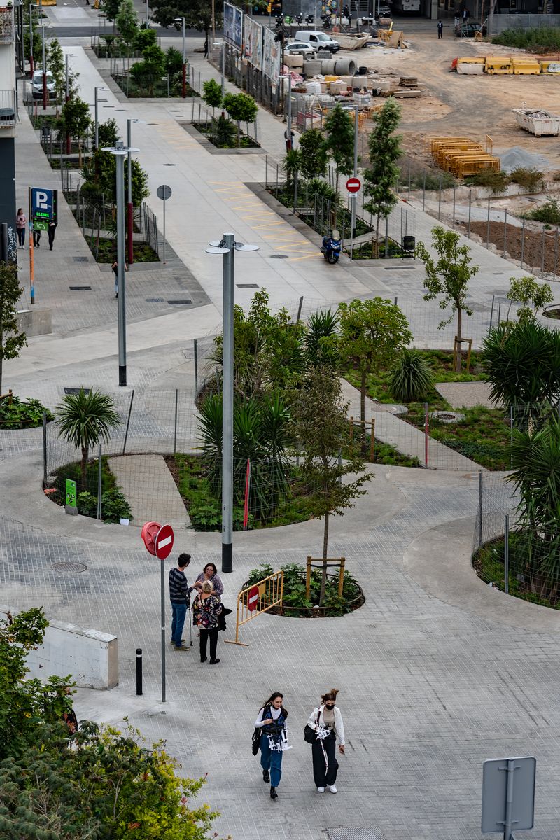 <div class='imageHoverDetail'>
             <p class='imageHoverTitle twoLineBreak'>Vista en alçada de la plaça amb parterres i plataforma única del nou eix verd...</p>
             <p class='imageHoverAutor oneLineBreak'>Autor: Laura Guerrero</p>
             <button class='imageHoverBtn'>Mostra els detalls de la imatge <span class='sr-only'>Vista en alçada de la plaça amb parterres i plataforma única del nou eix verd...</span></button>
             </div>