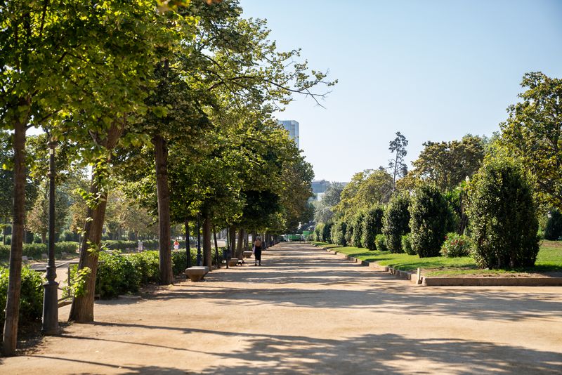 <div class='imageHoverDetail'>
             <p class='imageHoverTitle twoLineBreak'>Camins amb arbres i gespa del parc de la Ciutadella, un dels refugis climàtic...</p>
             <p class='imageHoverAutor oneLineBreak'>Autor: Mariona Gil</p>
             <button class='imageHoverBtn'>Mostra els detalls de la imatge <span class='sr-only'>Camins amb arbres i gespa del parc de la Ciutadella, un dels refugis climàtic...</span></button>
             </div>