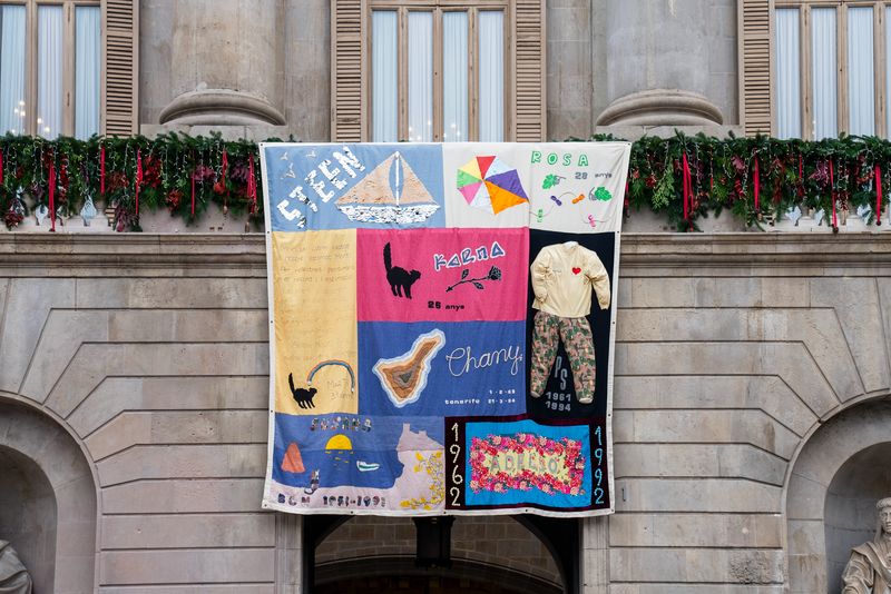 
             Un tapís commemoratiu penja del balcó de l’Ajuntament de Barcelona en honor a...
             Autor: Elena Pastor
             Mostra els detalls de la imatge Un tapís commemoratiu penja del balcó de l’Ajuntament de Barcelona en honor a...
             