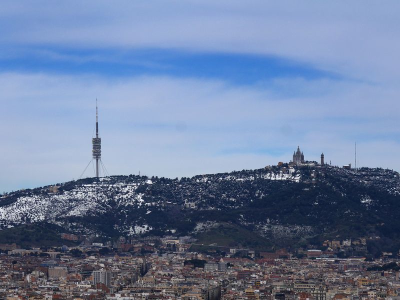 <div class='imageHoverDetail'>
             <p class='imageHoverTitle twoLineBreak'>Nevada a Barcelona el març del 2018. Collserola i Tibidabo</p>
             <p class='imageHoverAutor oneLineBreak'>Autor: Vicente Zambrano González</p>
             <button class='imageHoverBtn'>Mostra els detalls de la imatge <span class='sr-only'>Nevada a Barcelona el març del 2018. Collserola i Tibidabo</span></button>
             </div>