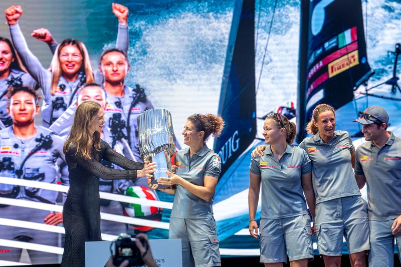 
             Lliurament del trofeu dels premis de la regata femenina Puig Women’s America...
             Autor: Laura Guerrero
             Mostra els detalls de la imatge Lliurament del trofeu dels premis de la regata femenina Puig Women’s America...
             