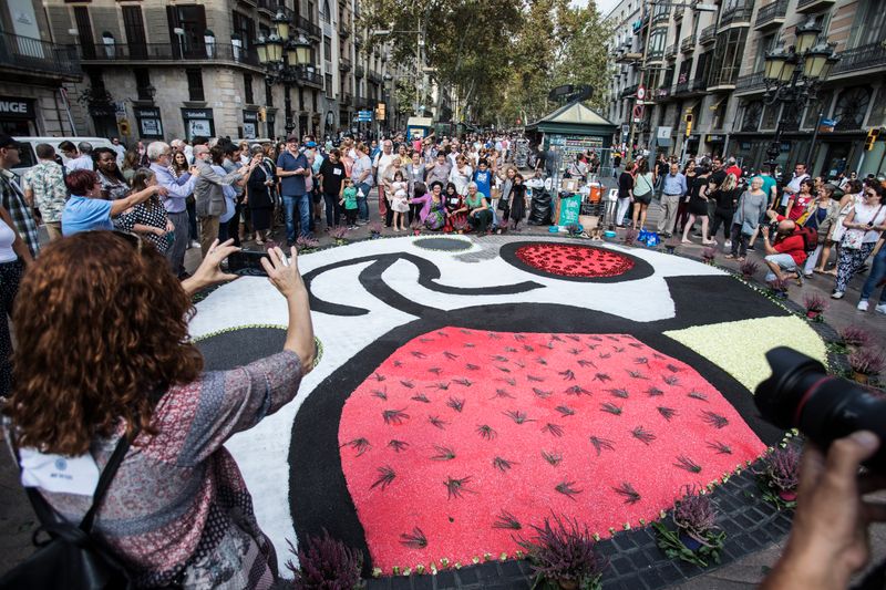 <div class='imageHoverDetail'>
             <p class='imageHoverTitle twoLineBreak'>Mosaic de Joan Miró decorat amb flors</p>
             <p class='imageHoverAutor oneLineBreak'>Autor: Laura Guerrero</p>
             <button class='imageHoverBtn'>Mostra els detalls de la imatge <span class='sr-only'>Mosaic de Joan Miró decorat amb flors</span></button>
             </div>