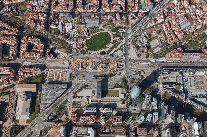 <div class='imageHoverDetail'>
             <p class='imageHoverTitle twoLineBreak'>Fotografia aèria de la plaça de les Glòries del 24 d’octubre de 2020 per veur...</p>
             <p class='imageHoverAutor oneLineBreak'>Autor: Tavisa</p>
             <button class='imageHoverBtn'>Mostra els detalls de la imatge <span class='sr-only'>Fotografia aèria de la plaça de les Glòries del 24 d’octubre de 2020 per veur...</span></button>
             </div>