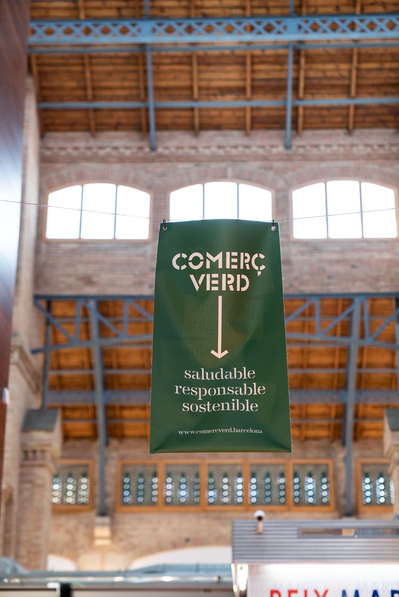 
             Banderoles de “Comerç verd” penjant del sostre del Mercat de Sants
             Autor: Martí Petit
             Mostra els detalls de la imatge Banderoles de “Comerç verd” penjant del sostre del Mercat de Sants
             