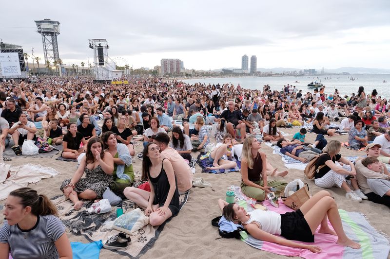 <div class='imageHoverDetail'>
             <p class='imageHoverTitle twoLineBreak'>Público asistente escuchando a la Orquestra Simfònica del Gran Teatre del Lic...</p>
             <p class='imageHoverAutor oneLineBreak'>Autor: Andreu Puig</p>
             <button class='imageHoverBtn'>Ver los detalles de la imagen <span class='sr-only'>Público asistente escuchando a la Orquestra Simfònica del Gran Teatre del Lic...</span></button>
             </div>