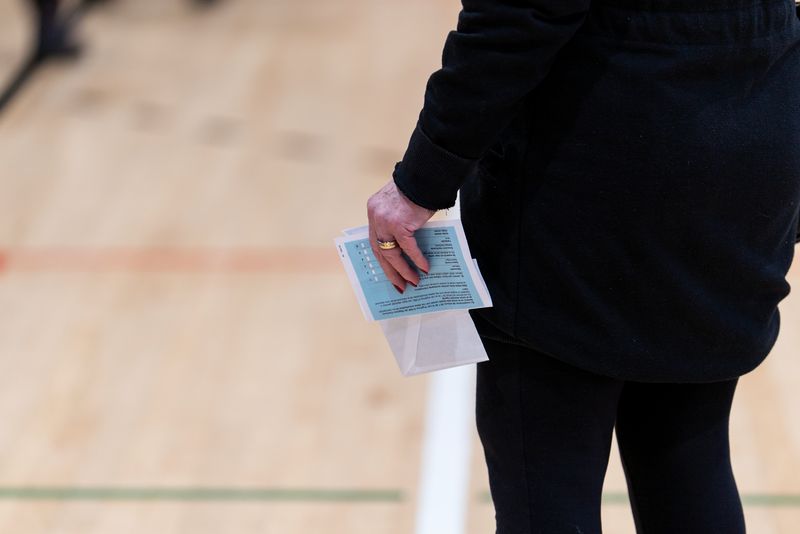 <div class='imageHoverDetail'>
             <p class='imageHoverTitle twoLineBreak'>Una dona s'espera per votar al Poliesportiu Virrei Amat amb el vot i la infor...</p>
             <p class='imageHoverAutor oneLineBreak'>Autor: Martí Petit</p>
             <button class='imageHoverBtn'>Mostra els detalls de la imatge <span class='sr-only'>Una dona s'espera per votar al Poliesportiu Virrei Amat amb el vot i la infor...</span></button>
             </div>