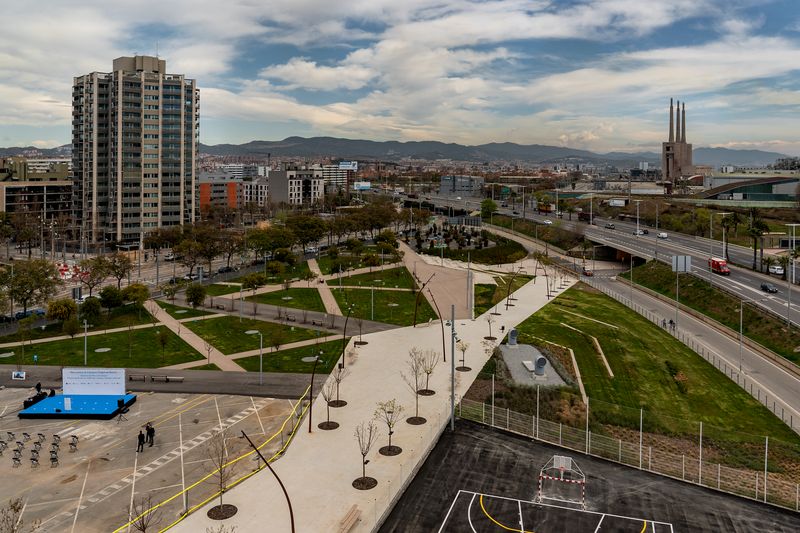 <div class='imageHoverDetail'>
             <p class='imageHoverTitle twoLineBreak'>Fotografia elevada de la zona del parc Campus Besòs amb un passeig central i ...</p>
             <p class='imageHoverAutor oneLineBreak'>Autor: Laura Guerrero</p>
             <button class='imageHoverBtn'>Mostra els detalls de la imatge <span class='sr-only'>Fotografia elevada de la zona del parc Campus Besòs amb un passeig central i ...</span></button>
             </div>