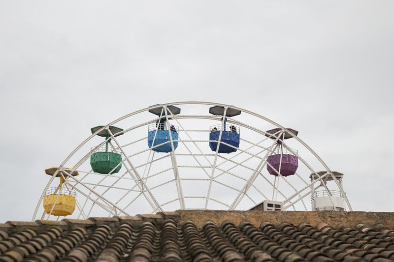 <div class='imageHoverDetail'>
             <p class='imageHoverTitle twoLineBreak'>Vista d'una nòria petita del Tibidabo durant la 31a Gran Festa del Cor en sup...</p>
             <p class='imageHoverAutor oneLineBreak'>Autor: Ceci Fimia</p>
             <button class='imageHoverBtn'>Mostra els detalls de la imatge <span class='sr-only'>Vista d'una nòria petita del Tibidabo durant la 31a Gran Festa del Cor en sup...</span></button>
             </div>