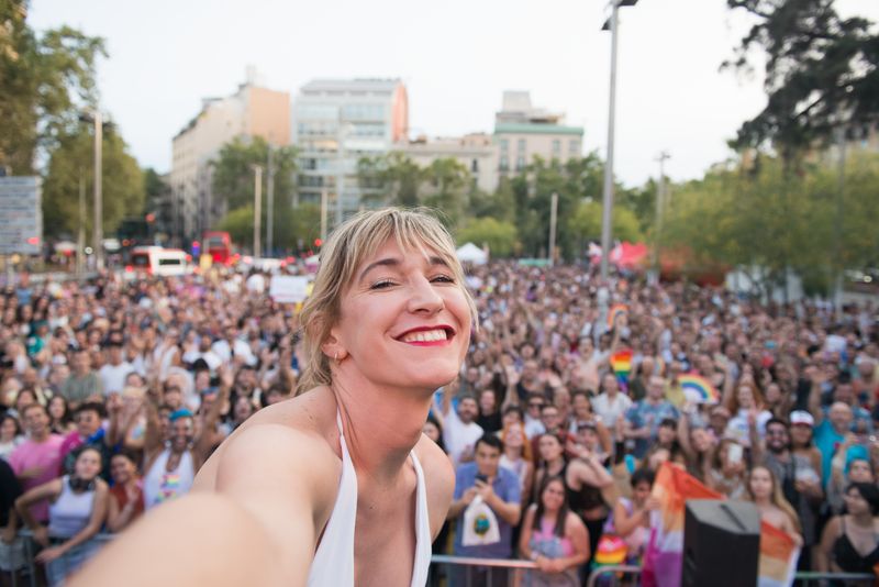 
             Abril Zamora es fotografia amb el públic assistent a l