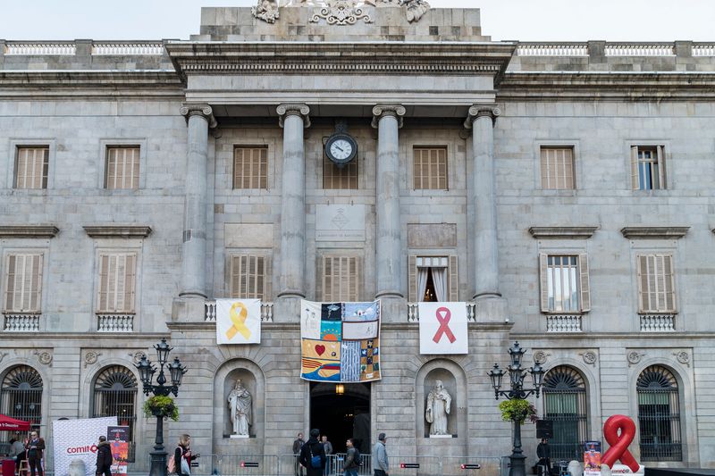 
             Tapís commemoratiu amb motiu del Dia Mundial contra la SIDA i els dos llaços ...
             Autor: Clara Soler Chopo
             Mostra els detalls de la imatge Tapís commemoratiu amb motiu del Dia Mundial contra la SIDA i els dos llaços ...
             