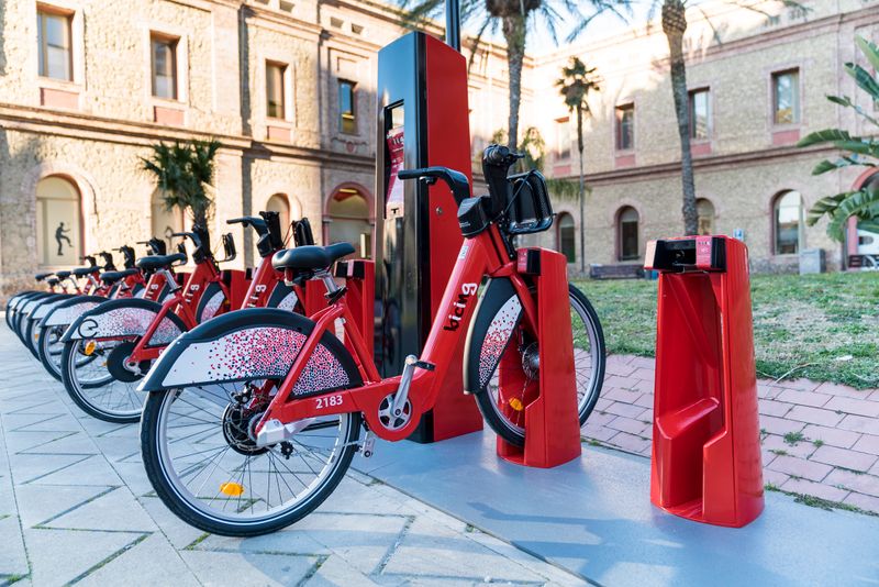 <div class='imageHoverDetail'>
             <p class='imageHoverTitle twoLineBreak'>Estació de Bicing a Nou Barris</p>
             <p class='imageHoverAutor oneLineBreak'>Autor: Carlota Serarols</p>
             <button class='imageHoverBtn'>Mostra els detalls de la imatge <span class='sr-only'>Estació de Bicing a Nou Barris</span></button>
             </div>