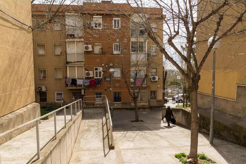 <div class='imageHoverDetail'>
             <p class='imageHoverTitle twoLineBreak'>Edificis d’habitatge entre els carrers Portlligat i Aiguablava després de l’a...</p>
             <p class='imageHoverAutor oneLineBreak'>Autor: Sebastià Rambla</p>
             <button class='imageHoverBtn'>Mostra els detalls de la imatge <span class='sr-only'>Edificis d’habitatge entre els carrers Portlligat i Aiguablava després de l’a...</span></button>
             </div>