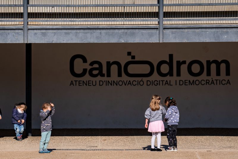 
             Infants jugant davant del Canòdrom - Ateneu d