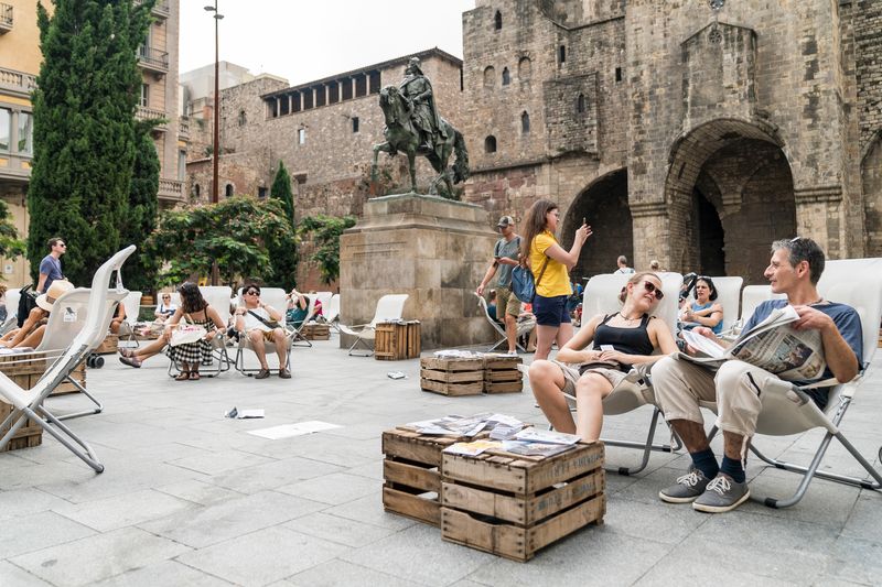 
             Espai per a descansar a la Plaça de Ramon Berenguer el Gran durant la Mercè R...
             Autor: Carlota Serarols
             Mostra els detalls de la imatge Espai per a descansar a la Plaça de Ramon Berenguer el Gran durant la Mercè R...
             