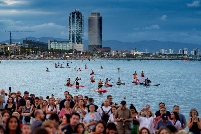 <div class='imageHoverDetail'>
             <p class='imageHoverTitle twoLineBreak'>Ambient al concert de "Clàssica a la platja", dirigit per Gustavo Dudamel sot...</p>
             <p class='imageHoverAutor oneLineBreak'>Autor: Laura Guerrero</p>
             <button class='imageHoverBtn'>Mostra els detalls de la imatge <span class='sr-only'>Ambient al concert de "Clàssica a la platja", dirigit per Gustavo Dudamel sot...</span></button>
             </div>