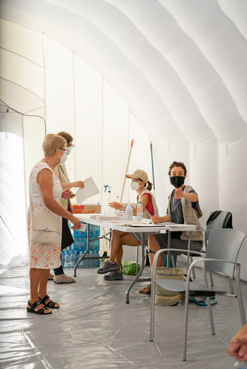 <div class='imageHoverDetail'>
             <p class='imageHoverTitle twoLineBreak'>Interior de l’Àrea Sanitària Mòbil on dues dones esperen ser ateses dretes da...</p>
             <p class='imageHoverAutor oneLineBreak'>Autor: Clara Soler Chopo</p>
             <button class='imageHoverBtn'>Mostra els detalls de la imatge <span class='sr-only'>Interior de l’Àrea Sanitària Mòbil on dues dones esperen ser ateses dretes da...</span></button>
             </div>