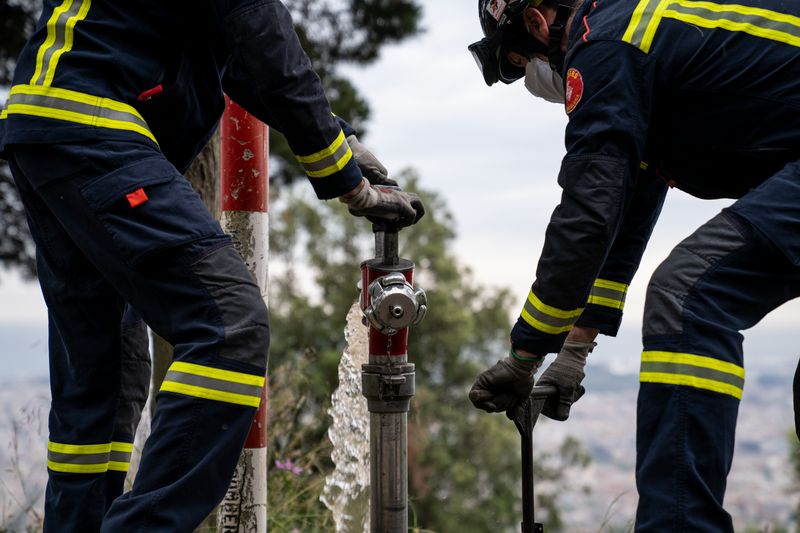 <div class='imageHoverDetail'>
             <p class='imageHoverTitle twoLineBreak'>Dos membres dels Bombers de Barcelona comproven una de les sortides d'aigua d...</p>
             <p class='imageHoverAutor oneLineBreak'>Autor: Isaac Planella</p>
             <button class='imageHoverBtn'>Mostra els detalls de la imatge <span class='sr-only'>Dos membres dels Bombers de Barcelona comproven una de les sortides d'aigua d...</span></button>
             </div>