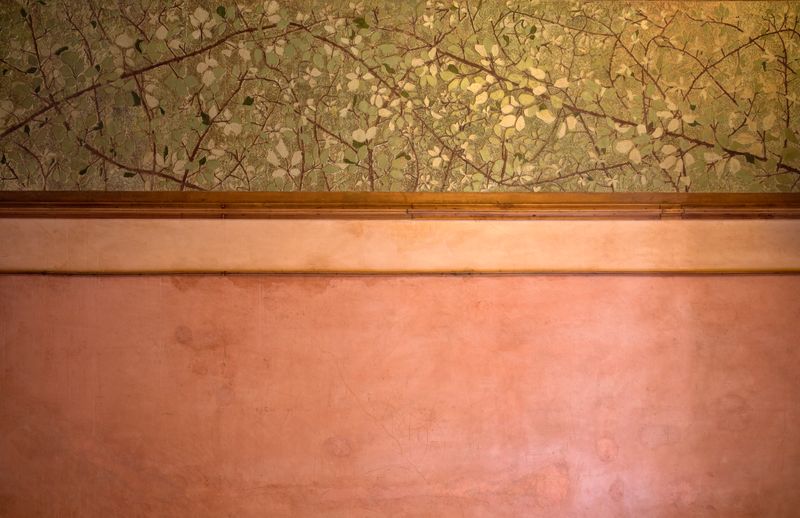 <div class='imageHoverDetail'>
             <p class='imageHoverTitle twoLineBreak'>Casa Vicens. Segon dormitori</p>
             <p class='imageHoverAutor oneLineBreak'>Autor: Pepe Navarro</p>
             <button class='imageHoverBtn'>Mostra els detalls de la imatge <span class='sr-only'>Casa Vicens. Segon dormitori</span></button>
             </div>