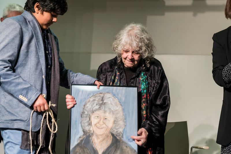 <div class='imageHoverDetail'>
             <p class='imageHoverTitle twoLineBreak'>Un dels alumnes regala un quadre a Ada. E. Yonath</p>
             <p class='imageHoverAutor oneLineBreak'>Autor: Carlota Serarols</p>
             <button class='imageHoverBtn'>Mostra els detalls de la imatge <span class='sr-only'>Un dels alumnes regala un quadre a Ada. E. Yonath</span></button>
             </div>