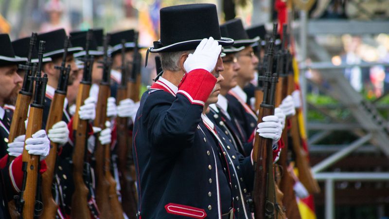 <div class='imageHoverDetail'>
             <p class='imageHoverTitle twoLineBreak'>Mossos d'Esquadra amb l'uniforme de gala saludant davant el Monument</p>
             <p class='imageHoverAutor oneLineBreak'>Autor: Marc Lozano</p>
             <button class='imageHoverBtn'>Mostra els detalls de la imatge <span class='sr-only'>Mossos d'Esquadra amb l'uniforme de gala saludant davant el Monument</span></button>
             </div>