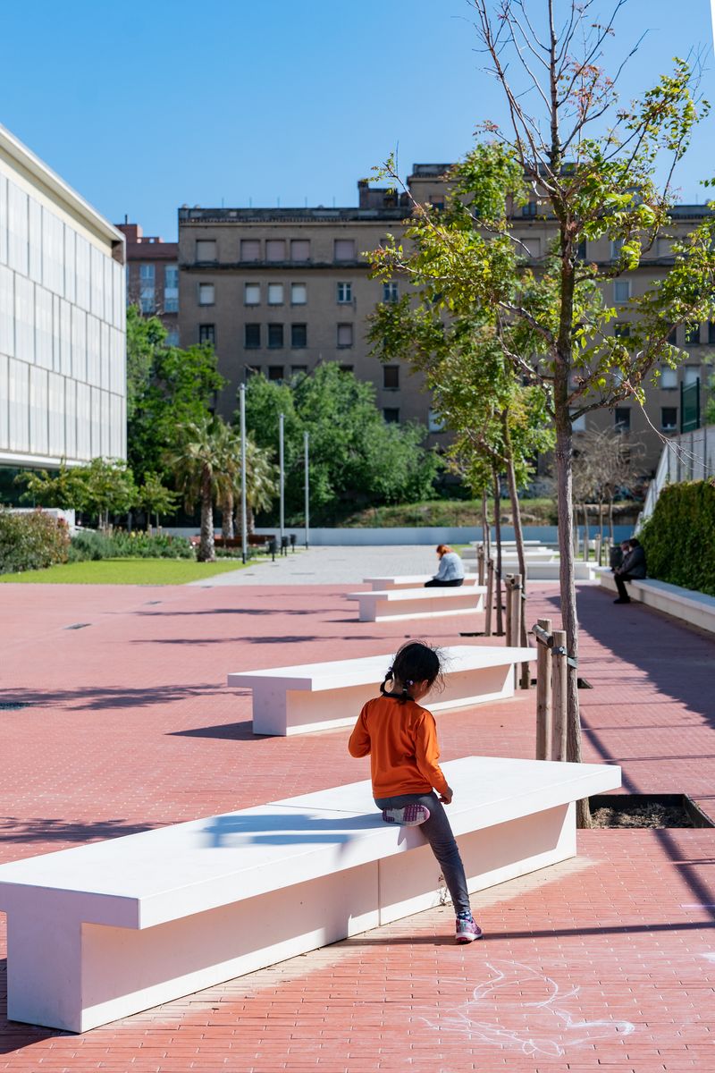 
             Una nena seu en un dels nous bancs instal·lats a la zona remodelada de la nov...
             Autor: Laura Guerrero
             Mostra els detalls de la imatge Una nena seu en un dels nous bancs instal·lats a la zona remodelada de la nov...
             