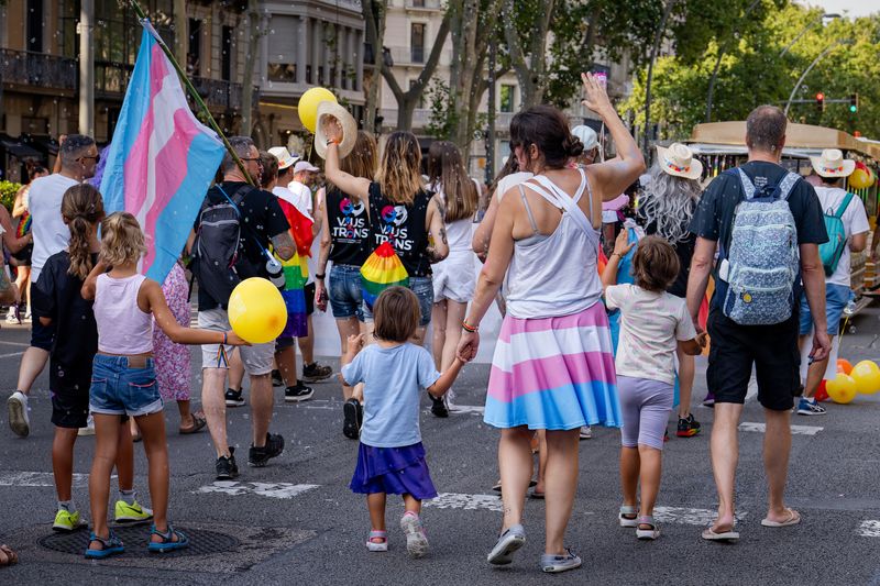<div class='imageHoverDetail'>
             <p class='imageHoverTitle twoLineBreak'>Públic familiar assistent a la manifestació del Pride Barcelona 2025, entre e...</p>
             <p class='imageHoverAutor oneLineBreak'>Autor: Laura Guerrero</p>
             <button class='imageHoverBtn'>Mostra els detalls de la imatge <span class='sr-only'>Públic familiar assistent a la manifestació del Pride Barcelona 2025, entre e...</span></button>
             </div>