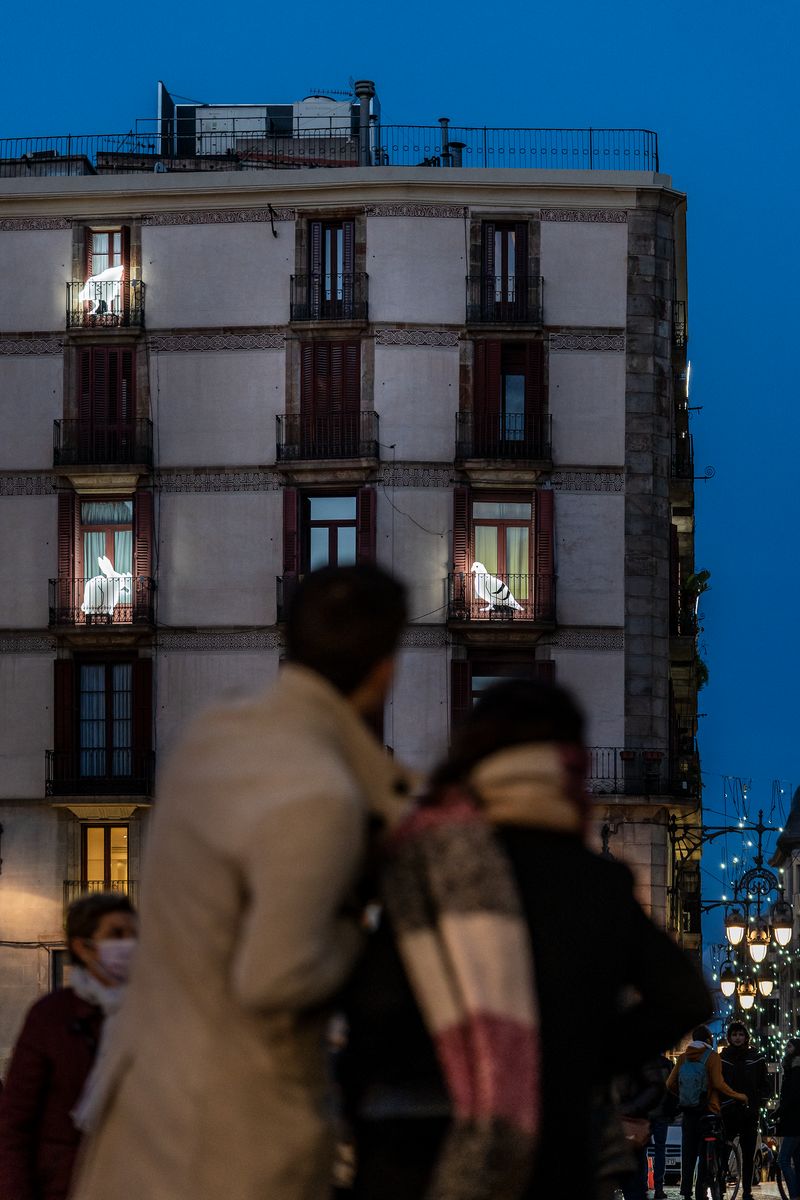 <div class='imageHoverDetail'>
             <p class='imageHoverTitle twoLineBreak'>Parella mirant una façana amb figures d'animals il·luminades a les façanes</p>
             <p class='imageHoverAutor oneLineBreak'>Autor: Laura Guerrero</p>
             <button class='imageHoverBtn'>Mostra els detalls de la imatge <span class='sr-only'>Parella mirant una façana amb figures d'animals il·luminades a les façanes</span></button>
             </div>