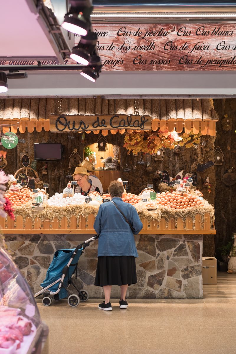 <div class='imageHoverDetail'>
             <p class='imageHoverTitle twoLineBreak'>Una dona compra en la botiga Ous de Calaf del Mercat del Ninot, el dia del pa...</p>
             <p class='imageHoverAutor oneLineBreak'>Autor: Ceci Fimia</p>
             <button class='imageHoverBtn'>Mostra els detalls de la imatge <span class='sr-only'>Una dona compra en la botiga Ous de Calaf del Mercat del Ninot, el dia del pa...</span></button>
             </div>