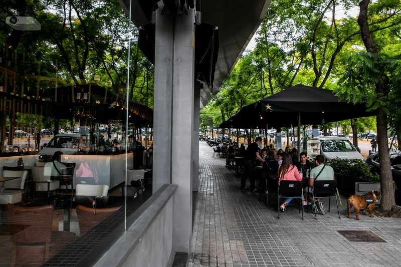 <div class='imageHoverDetail'>
             <p class='imageHoverTitle twoLineBreak'>Carrer Major de Sarrià amb una terrassa oberta on es veu gent asseguda bevent...</p>
             <p class='imageHoverAutor oneLineBreak'>Autor: Edu Bayer</p>
             <button class='imageHoverBtn'>Mostra els detalls de la imatge <span class='sr-only'>Carrer Major de Sarrià amb una terrassa oberta on es veu gent asseguda bevent...</span></button>
             </div>