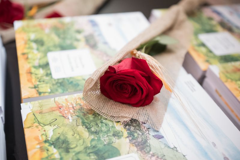 <div class='imageHoverDetail'>
             <p class='imageHoverTitle twoLineBreak'>Llibres i una rosa al damunt del dia de Sant Jordi</p>
             <p class='imageHoverAutor oneLineBreak'>Autor: Ceci Fimia</p>
             <button class='imageHoverBtn'>Mostra els detalls de la imatge <span class='sr-only'>Llibres i una rosa al damunt del dia de Sant Jordi</span></button>
             </div>