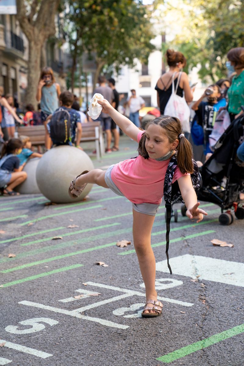 <div class='imageHoverDetail'>
             <p class='imageHoverTitle twoLineBreak'>Nena jugant a la xarranca mentre esmorza a la zona pacificada davant de l’Esc...</p>
             <p class='imageHoverAutor oneLineBreak'>Autor: Martí Petit</p>
             <button class='imageHoverBtn'>Mostra els detalls de la imatge <span class='sr-only'>Nena jugant a la xarranca mentre esmorza a la zona pacificada davant de l’Esc...</span></button>
             </div>