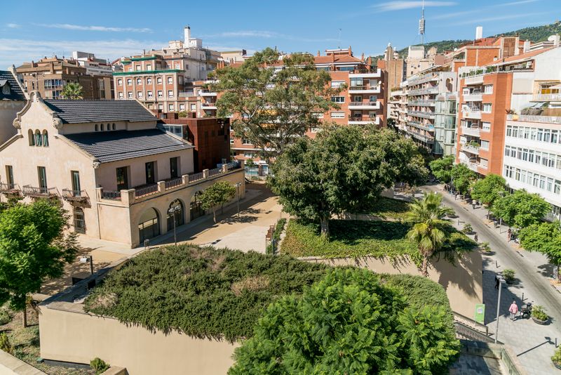 <div class='imageHoverDetail'>
             <p class='imageHoverTitle twoLineBreak'>Coberta verda de la biblioteca</p>
             <p class='imageHoverAutor oneLineBreak'>Autor: Sebastià Rambla</p>
             <button class='imageHoverBtn'>Mostra els detalls de la imatge <span class='sr-only'>Coberta verda de la biblioteca</span></button>
             </div>