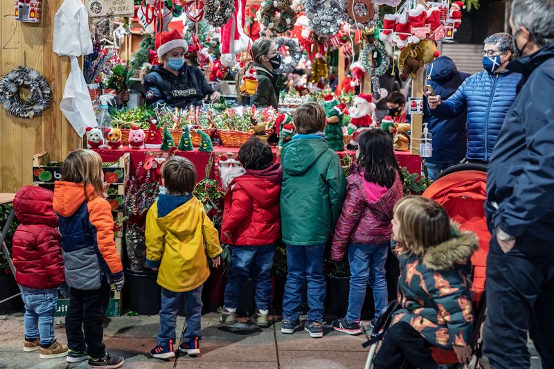 <div class='imageHoverDetail'>
             <p class='imageHoverTitle twoLineBreak'>Grup de nens i nenes mirant una parada amb decoració nadalenca a la Fira de S...</p>
             <p class='imageHoverAutor oneLineBreak'>Autor: Laura Guerrero</p>
             <button class='imageHoverBtn'>Mostra els detalls de la imatge <span class='sr-only'>Grup de nens i nenes mirant una parada amb decoració nadalenca a la Fira de S...</span></button>
             </div>