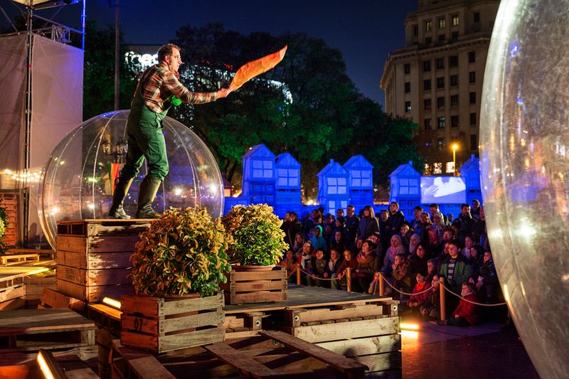 <div class='imageHoverDetail'>
             <p class='imageHoverTitle twoLineBreak'>Persones mirant l'espectacle de teatre de Nadal a la Plaça de Catalunya dins ...</p>
             <p class='imageHoverAutor oneLineBreak'>Autor: Paola de Grenet</p>
             <button class='imageHoverBtn'>Mostra els detalls de la imatge <span class='sr-only'>Persones mirant l'espectacle de teatre de Nadal a la Plaça de Catalunya dins ...</span></button>
             </div>