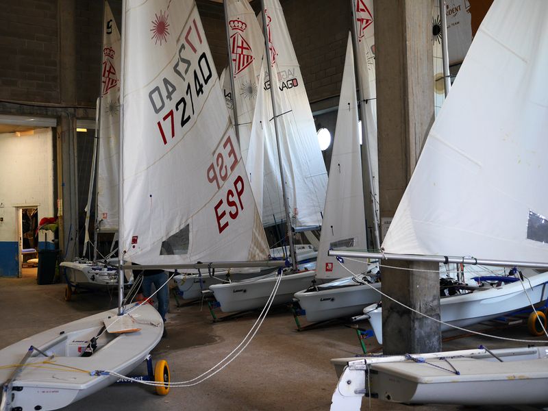 <div class='imageHoverDetail'>
             <p class='imageHoverTitle twoLineBreak'>Vaixells a l'interior del Centre Municipal de Vela</p>
             <p class='imageHoverAutor oneLineBreak'>Autor: Vicente Zambrano</p>
             <button class='imageHoverBtn'>Mostra els detalls de la imatge <span class='sr-only'>Vaixells a l'interior del Centre Municipal de Vela</span></button>
             </div>