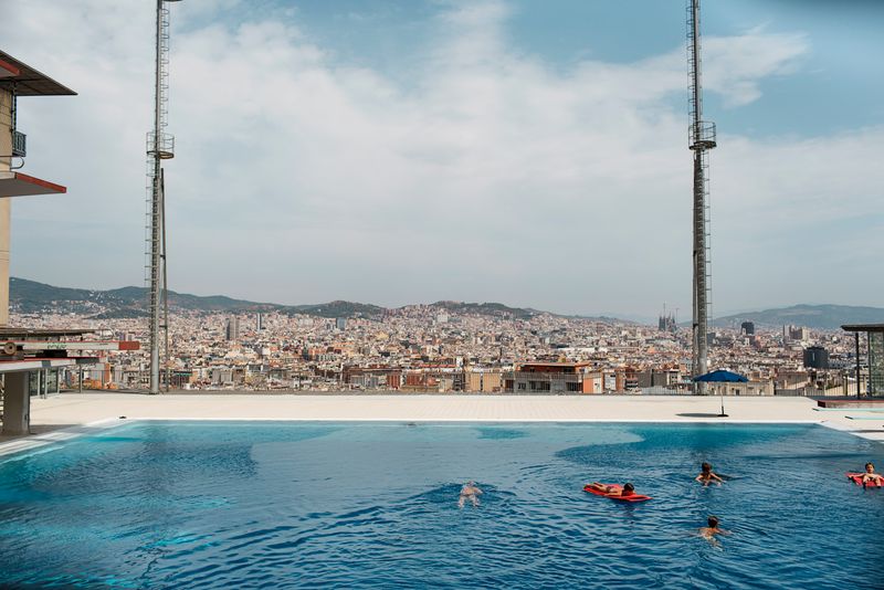 
             Piscines Municipals de Montjuïc. Nens nedant i estirats a matalassos inflable...
             Autor: Paola de Grenet
             Mostra els detalls de la imatge Piscines Municipals de Montjuïc. Nens nedant i estirats a matalassos inflable...
             