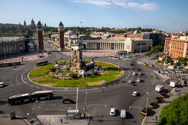 <div class='imageHoverDetail'>
             <p class='imageHoverTitle twoLineBreak'>Vista de la plaça d'Espanya des del terrat de les Arenas. A la plaça circulen...</p>
             <p class='imageHoverAutor oneLineBreak'>Autor: Edu Bayer</p>
             <button class='imageHoverBtn'>Mostra els detalls de la imatge <span class='sr-only'>Vista de la plaça d'Espanya des del terrat de les Arenas. A la plaça circulen...</span></button>
             </div>
