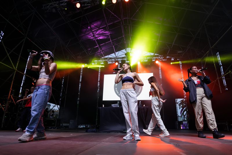 <div class='imageHoverDetail'>
             <p class='imageHoverTitle twoLineBreak'>Actuació del grup Free Sis Mafia a l'escenari del BAM Festival al Moll de la ...</p>
             <p class='imageHoverAutor oneLineBreak'>Autor: Christian Bertrand</p>
             <button class='imageHoverBtn'>Mostra els detalls de la imatge <span class='sr-only'>Actuació del grup Free Sis Mafia a l'escenari del BAM Festival al Moll de la ...</span></button>
             </div>