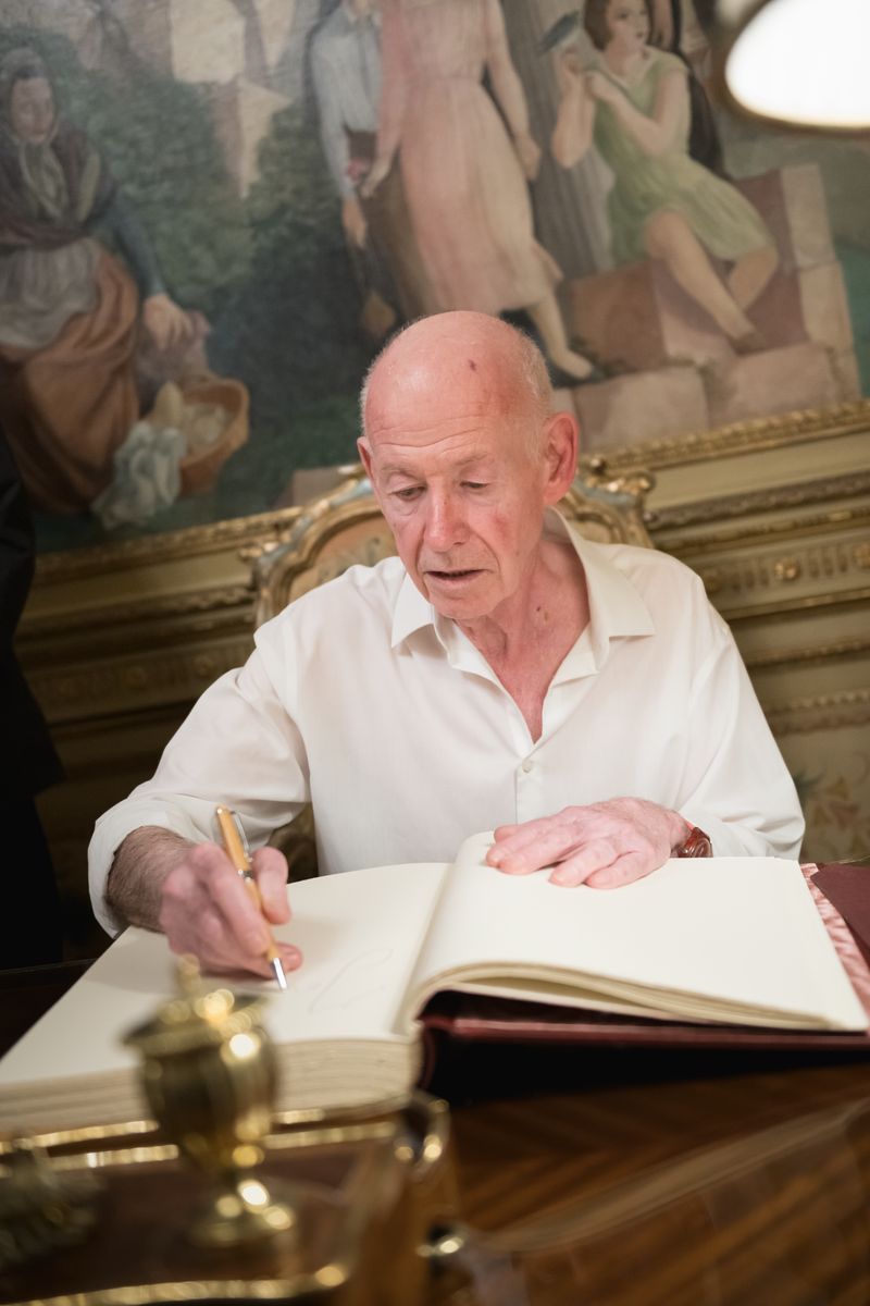 <div class='imageHoverDetail'>
             <p class='imageHoverTitle twoLineBreak'>Jordi Borja signant el llibre d'honor de Barcelona</p>
             <p class='imageHoverAutor oneLineBreak'>Autor: Ceci Fimia</p>
             <button class='imageHoverBtn'>Mostra els detalls de la imatge <span class='sr-only'>Jordi Borja signant el llibre d'honor de Barcelona</span></button>
             </div>