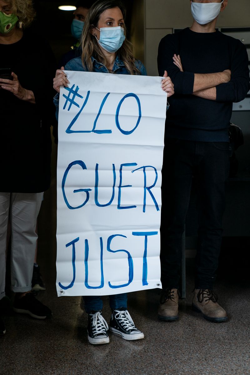 <div class='imageHoverDetail'>
             <p class='imageHoverTitle twoLineBreak'>Una de les llogateres mostra un cartell exigint un #lloguerjust</p>
             <p class='imageHoverAutor oneLineBreak'>Autor: Martí Petit</p>
             <button class='imageHoverBtn'>Mostra els detalls de la imatge <span class='sr-only'>Una de les llogateres mostra un cartell exigint un #lloguerjust</span></button>
             </div>