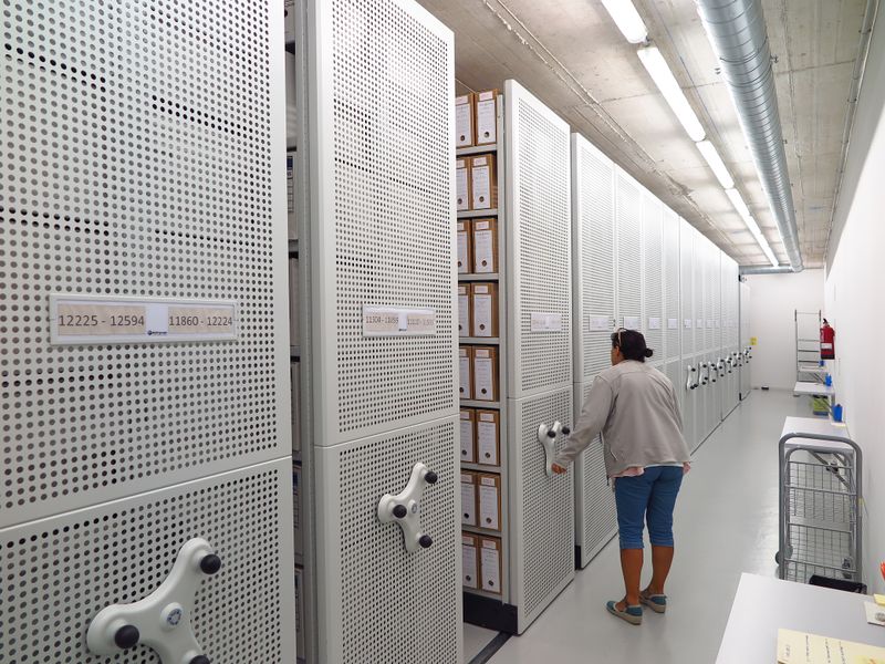 <div class='imageHoverDetail'>
             <p class='imageHoverTitle twoLineBreak'>Arxiu Històric de Sants-Montjuïc</p>
             <p class='imageHoverAutor oneLineBreak'>Autor: Vicente Zambrano</p>
             <button class='imageHoverBtn'>Mostra els detalls de la imatge <span class='sr-only'>Arxiu Històric de Sants-Montjuïc</span></button>
             </div>