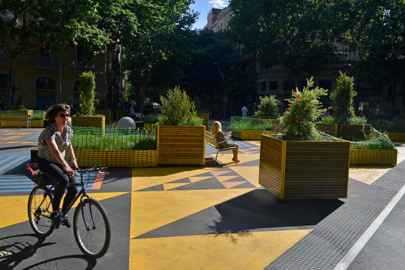 <div class='imageHoverDetail'>
             <p class='imageHoverTitle twoLineBreak'>Cruïlla del carrer del Comte Borrell amb Parlament, a la superilla de Sant An...</p>
             <p class='imageHoverAutor oneLineBreak'>Autor: Òscar Giralt</p>
             <button class='imageHoverBtn'>Mostra els detalls de la imatge <span class='sr-only'>Cruïlla del carrer del Comte Borrell amb Parlament, a la superilla de Sant An...</span></button>
             </div>