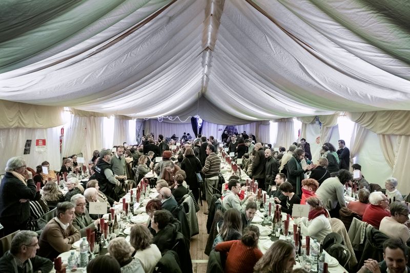 <div class='imageHoverDetail'>
             <p class='imageHoverTitle twoLineBreak'>Envelat amb les taules pel dinar de Festa Major del barri de Sant Antoni</p>
             <p class='imageHoverAutor oneLineBreak'>Autor: Laura Guerrero</p>
             <button class='imageHoverBtn'>Mostra els detalls de la imatge <span class='sr-only'>Envelat amb les taules pel dinar de Festa Major del barri de Sant Antoni</span></button>
             </div>