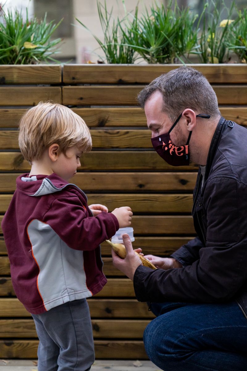 <div class='imageHoverDetail'>
             <p class='imageHoverTitle twoLineBreak'>Un pare li dona el berenar al seu fill, aturats a la zona pacificada amb la v...</p>
             <p class='imageHoverAutor oneLineBreak'>Autor: Mariona Gil</p>
             <button class='imageHoverBtn'>Mostra els detalls de la imatge <span class='sr-only'>Un pare li dona el berenar al seu fill, aturats a la zona pacificada amb la v...</span></button>
             </div>