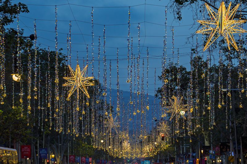 
             Una parella passeja sota els llums de Nadal a la plaça de la Universitat
             Autor: Laura Guerrero
             Mostra els detalls de la imatge Una parella passeja sota els llums de Nadal a la plaça de la Universitat
             
