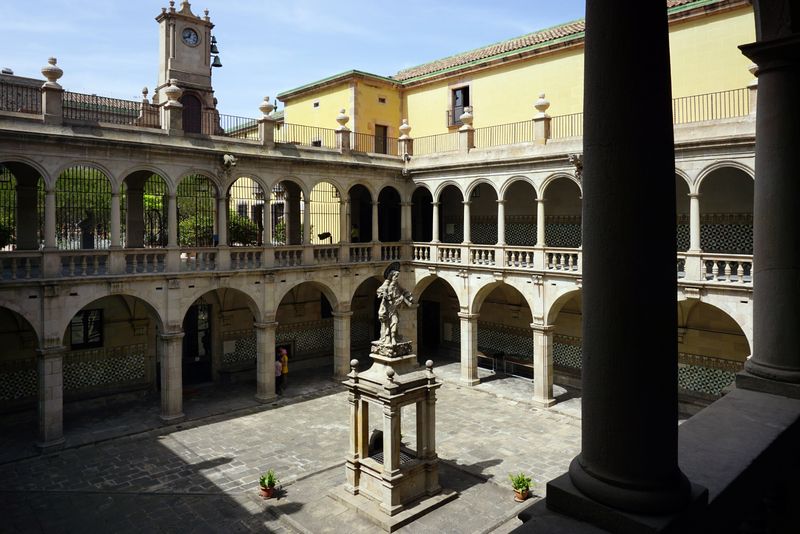 <div class='imageHoverDetail'>
             <p class='imageHoverTitle twoLineBreak'>Casa de Convalescència. Pati i estàtua</p>
             <p class='imageHoverAutor oneLineBreak'>Autor: Vicente Zambrano González</p>
             <button class='imageHoverBtn'>Mostra els detalls de la imatge <span class='sr-only'>Casa de Convalescència. Pati i estàtua</span></button>
             </div>