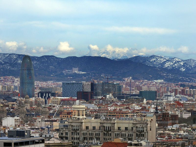 <div class='imageHoverDetail'>
             <p class='imageHoverTitle twoLineBreak'>Nevada a Barcelona el març del 2018. Torre Glòries i 22@</p>
             <p class='imageHoverAutor oneLineBreak'>Autor: Vicente Zambrano González</p>
             <button class='imageHoverBtn'>Mostra els detalls de la imatge <span class='sr-only'>Nevada a Barcelona el març del 2018. Torre Glòries i 22@</span></button>
             </div>