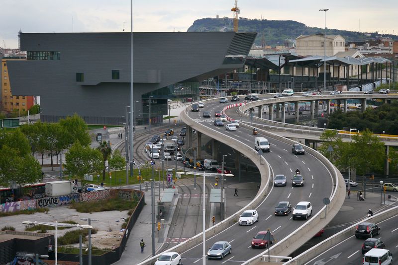<div class='imageHoverDetail'>
             <p class='imageHoverTitle twoLineBreak'>Abril 2013. Vista de la gran via de les Corts Catalanes al pas elevat per la ...</p>
             <p class='imageHoverAutor oneLineBreak'>Autor: Vicente Zambrano</p>
             <button class='imageHoverBtn'>Mostra els detalls de la imatge <span class='sr-only'>Abril 2013. Vista de la gran via de les Corts Catalanes al pas elevat per la ...</span></button>
             </div>