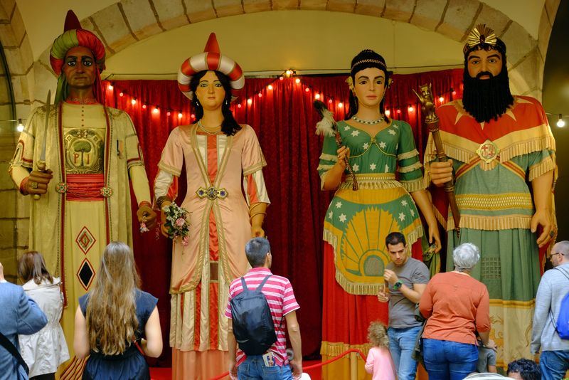 <div class='imageHoverDetail'>
             <p class='imageHoverTitle twoLineBreak'>Cercavila de la Mercè 2017</p>
             <p class='imageHoverAutor oneLineBreak'>Autor: Vicente Zambrano</p>
             <button class='imageHoverBtn'>Mostra els detalls de la imatge <span class='sr-only'>Cercavila de la Mercè 2017</span></button>
             </div>