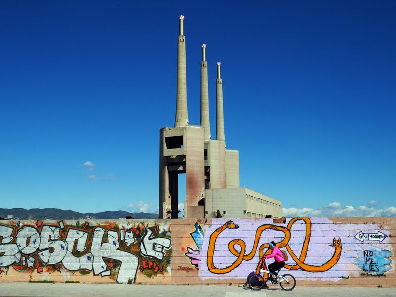 <div class='imageHoverDetail'>
             <p class='imageHoverTitle twoLineBreak'>Les Tres Xemeneis, Tèrmica de Sant Adrià de Besòs</p>
             <p class='imageHoverAutor oneLineBreak'>Autor: Vicente Zambrano González</p>
             <button class='imageHoverBtn'>Mostra els detalls de la imatge <span class='sr-only'>Les Tres Xemeneis, Tèrmica de Sant Adrià de Besòs</span></button>
             </div>